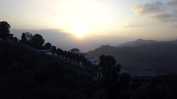 Coucher de soleil sur la montagne dans la vallée Himalaya montagnes — Video