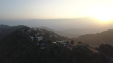 Günbatımı dağ Vadisi Himalaya Dağları'nda yukarıda