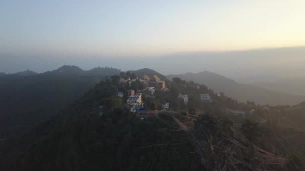 Zonsondergang boven de berg in vallei Himalaya gebergte — Stockvideo