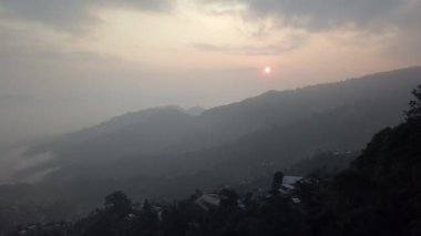 Günbatımı dağ Vadisi Himalaya Dağları'nda yukarıda