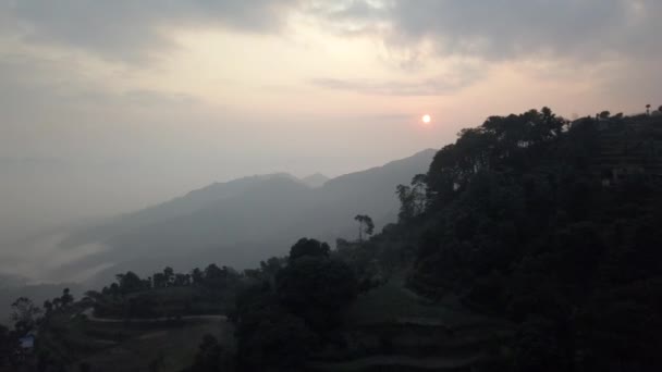 Coucher de soleil sur la montagne dans la vallée Himalaya montagnes — Video