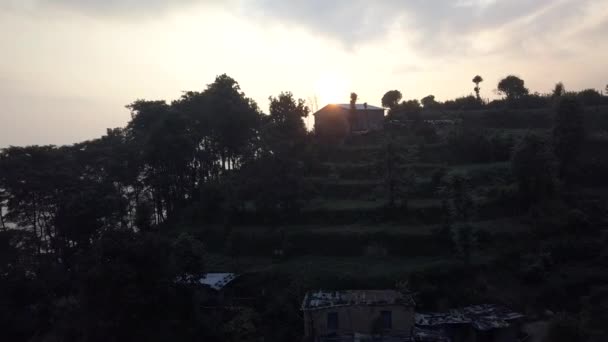 Закат над горой в долине Гималаев — стоковое видео