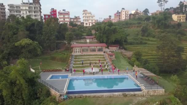 Antiguo monasterio budista en Himalaya Nepal desde el aire — Vídeo de stock