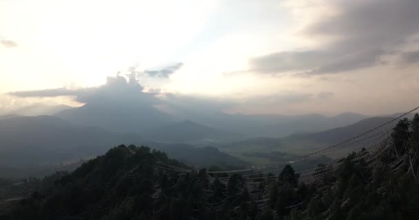 Puesta de sol sobre montaña en valle Himalaya — Vídeos de Stock