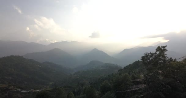 Puesta de sol sobre montaña en valle Himalaya — Vídeo de stock