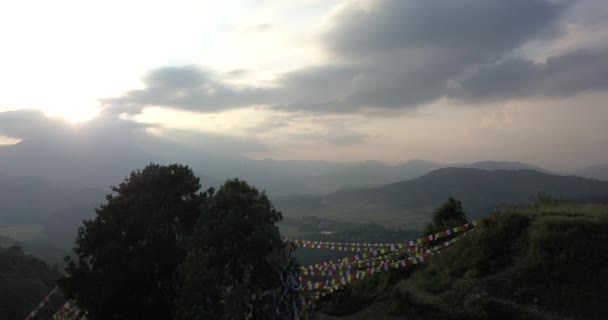 Coucher de soleil sur la montagne dans la vallée Himalaya montagnes — Video