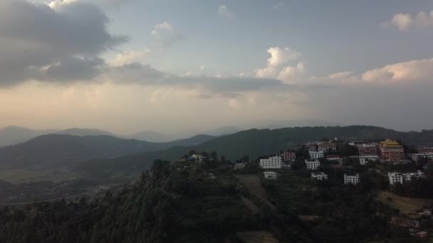 Vihara Buddha kuno di Himalaya Nepal dari udara — Stok Video