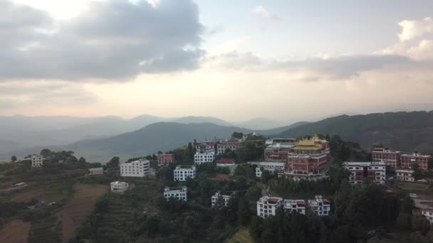 Antiguo monasterio budista en Himalaya Nepal desde el aire — Vídeos de Stock