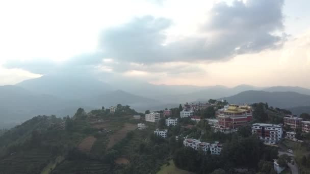 古老的佛教寺院在喜马拉雅山尼泊尔从空气 — 图库视频影像