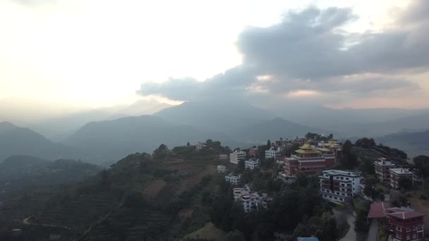 Oude boeddhistische klooster in Nepal Himalaya uit lucht — Stockvideo