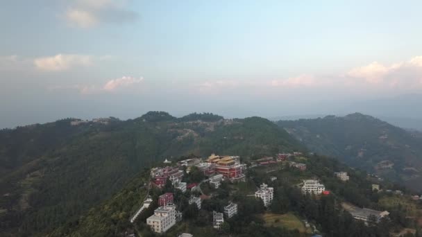 Oude boeddhistische klooster in Nepal Himalaya uit lucht — Stockvideo