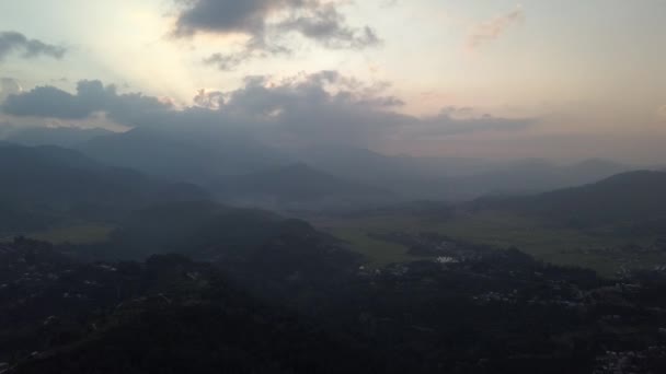선셋 밸리 히말라야 산맥에 있는 산 위에 — 비디오