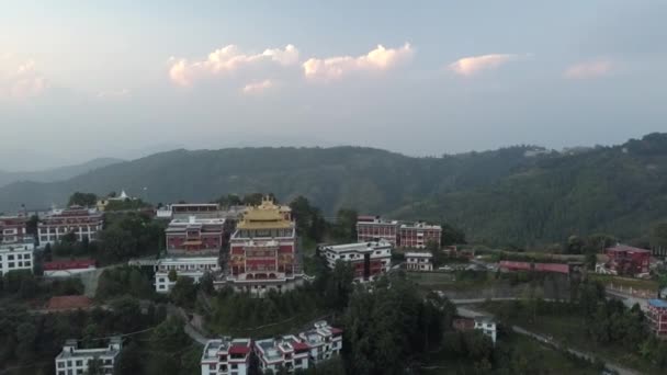 Starověké buddhistický klášter v Nepálu Himálaje ze vzduchu — Stock video