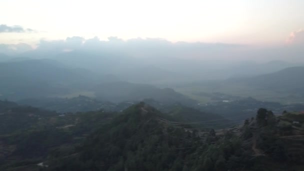 Zonsondergang boven de berg in vallei Himalaya gebergte — Stockvideo