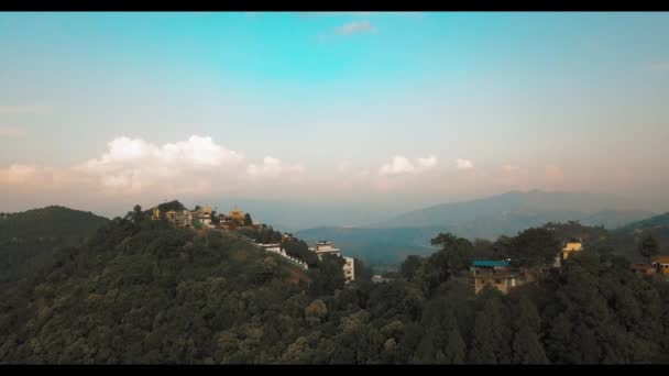 Antiguo monasterio budista en Himalaya Nepal desde el aire — Vídeos de Stock