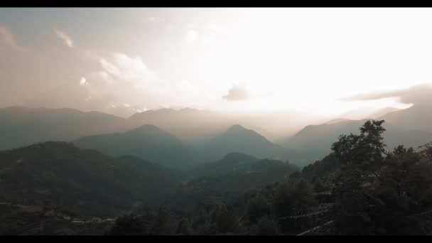 Tramonto sopra la montagna nella valle Montagne dell'Himalaya — Video Stock