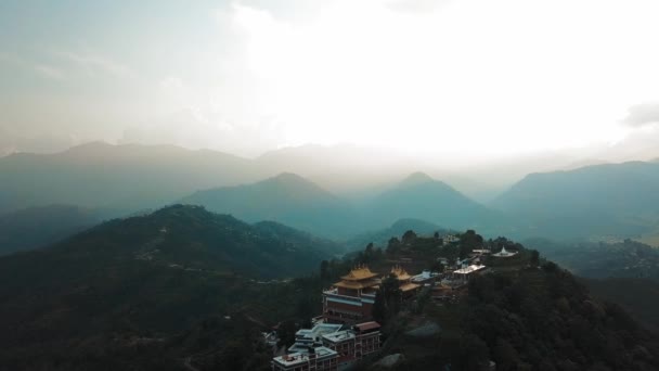 Antiguo monasterio budista en Himalaya Nepal desde el aire — Vídeo de stock