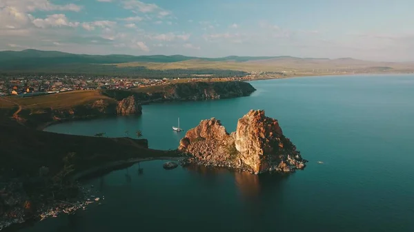 Baykal Gölü. Yaz aylarında Olkhon Adası Şamanka drone