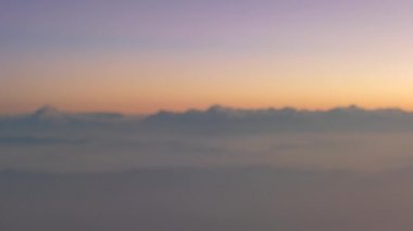 Himalayalar vadisinde gün batımı zamanı