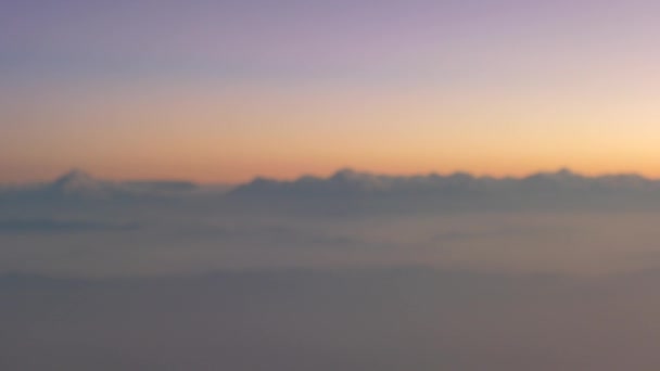 Auringonlasku vuoren yläpuolella laaksossa Himalajalla vuoret timelapse — kuvapankkivideo