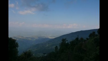 Himalayalar vadisinde gün batımı zamanı