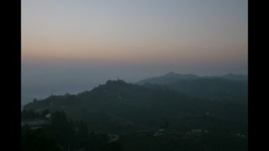 Himalayalar vadisinde gün batımı zamanı