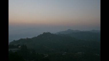 Himalayalar vadisinde gün batımı zamanı