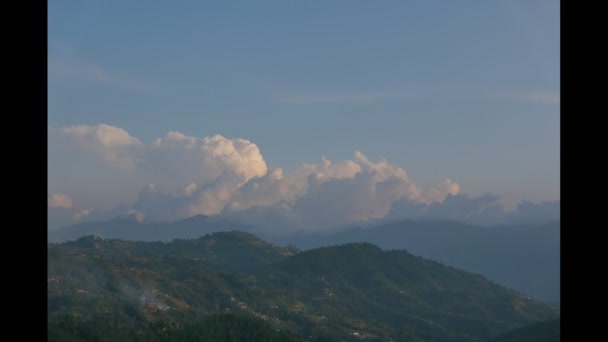 Západ slunce nad horou v údolí Himálaje hory — Stock video