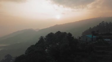 Günbatımı dağ Vadisi Himalaya Dağları'nda yukarıda