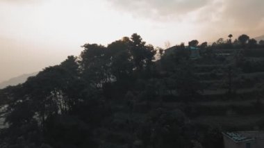 Günbatımı dağ Vadisi Himalaya Dağları'nda yukarıda