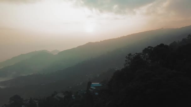 Solnedgången över bergen i dalen Himalaya bergen — Stockvideo