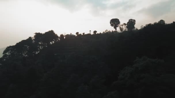 Solnedgången över bergen i dalen Himalaya bergen — Stockvideo