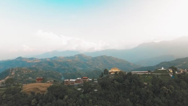 Altes buddhistisches Kloster im Himalaya Nepal aus der Luft — Stockvideo