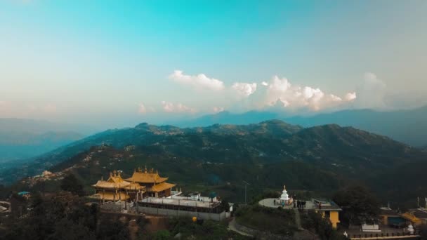 Altes buddhistisches Kloster im Himalaya Nepal aus der Luft — Stockvideo