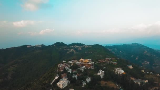 Altes buddhistisches Kloster im Himalaya Nepal aus der Luft — Stockvideo