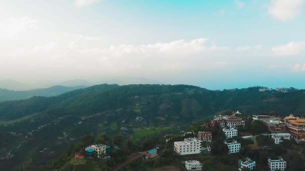 Altes buddhistisches Kloster im Himalaya Nepal aus der Luft — Stockvideo