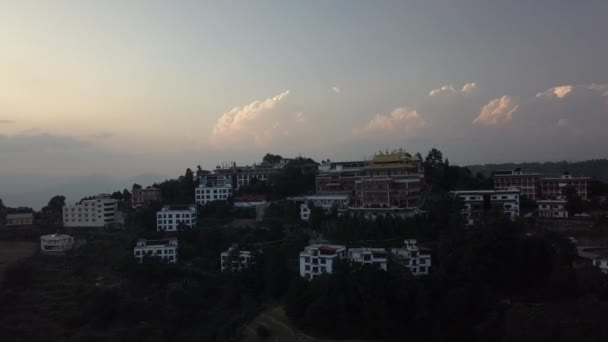 Antiguo monasterio budista en Himalaya Nepal desde el aire — Vídeo de stock