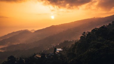 Günbatımı dağ Vadisi Himalaya Dağları'nda yukarıda