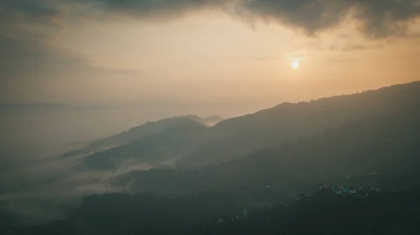 Zonsondergang boven de berg in vallei Himalaya gebergte — Stockfoto