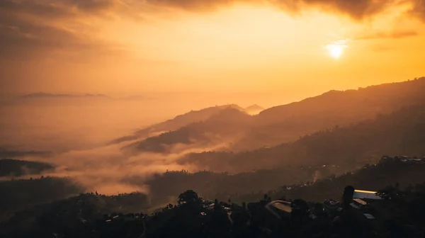 Zonsondergang boven de berg in vallei Himalaya gebergte — Stockfoto