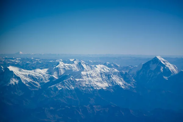 Naplemente, hegyi-völgy-Himalája hegység felett — Stock Fotó