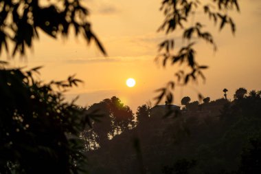 Günbatımı dağ Vadisi Himalaya Dağları'nda yukarıda