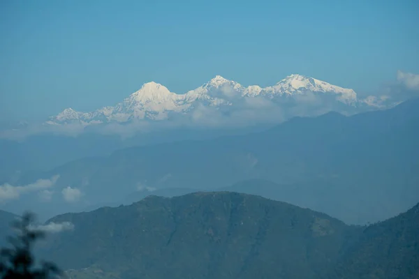Západ slunce nad horou v údolí pohoří Himaláje — Stock fotografie