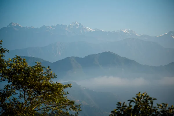 在喜马拉雅山山谷的山之上的日落 — 图库照片