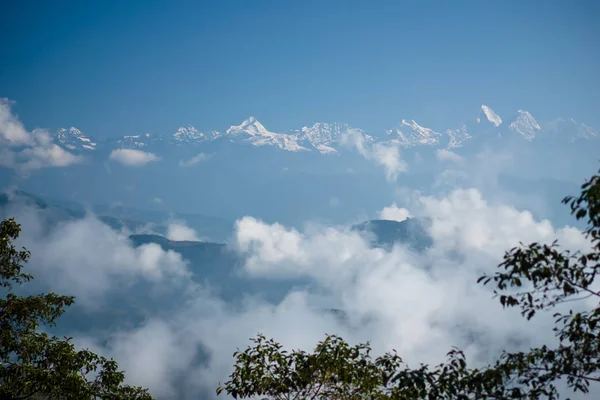 Zonsondergang boven de berg in vallei Himalaya gebergte — Stockfoto