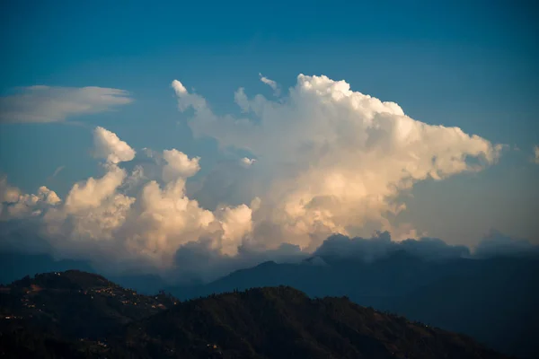 Naplemente, hegyi-völgy-Himalája hegység felett — Stock Fotó