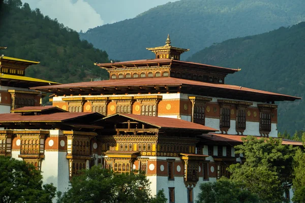 A Dzong kolostor Bhután Himalája hegyén — Stock Fotó