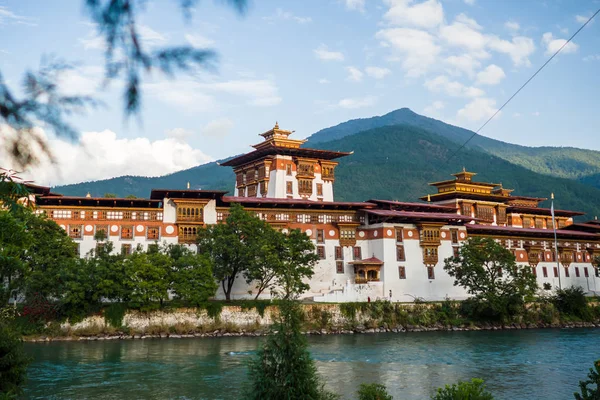 O Mosteiro de Dzong na montanha do Butão Himalaia — Fotografia de Stock