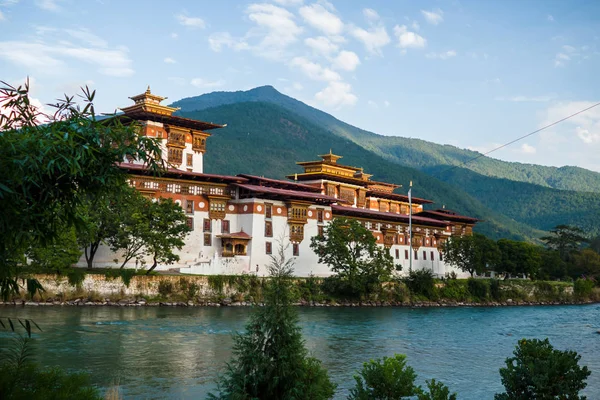 O Mosteiro de Dzong na montanha do Butão Himalaia — Fotografia de Stock