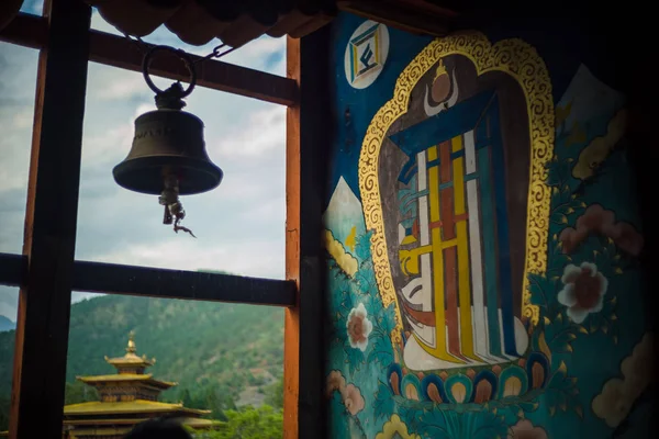 Grande ruota di preghiera nel tempio buddista in Bhutan — Foto Stock